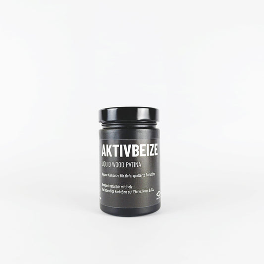 Natürliche Holzbeize auf Kalkbasis – liquid wood patina von studio moreandless – tiefenwirksame, vegane Beize für nachhaltige Holztönung in authentischem Naturton.
