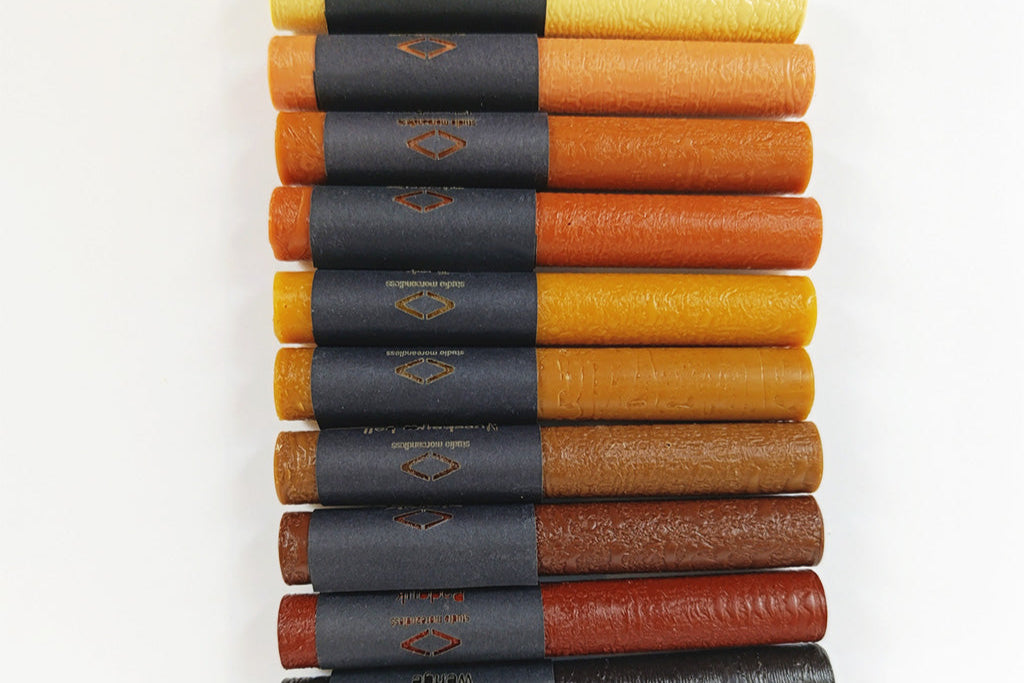 Auswahl an natürlichen Farbtönen des wax filler zur sicheren Reparatur von Holzoberflächen