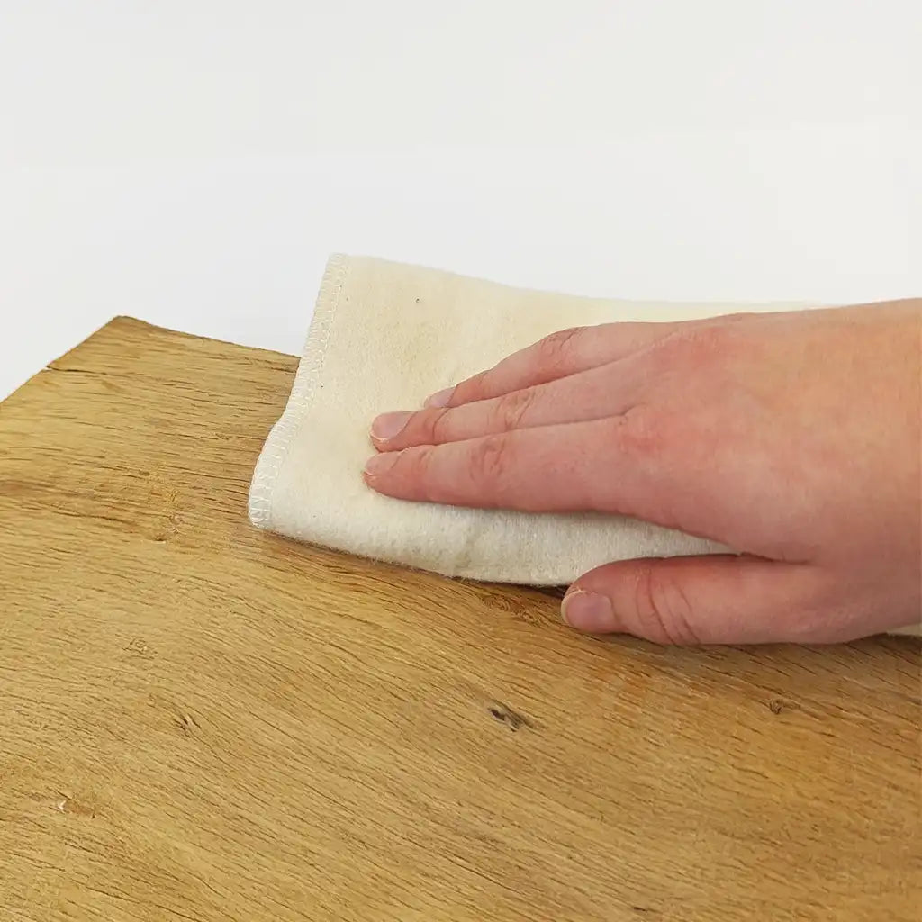Anwendung des dust removal rag für die effektive und schonende Entfernung von Staub von Holzoberflächen vor der Pflege mit premium wood elixir