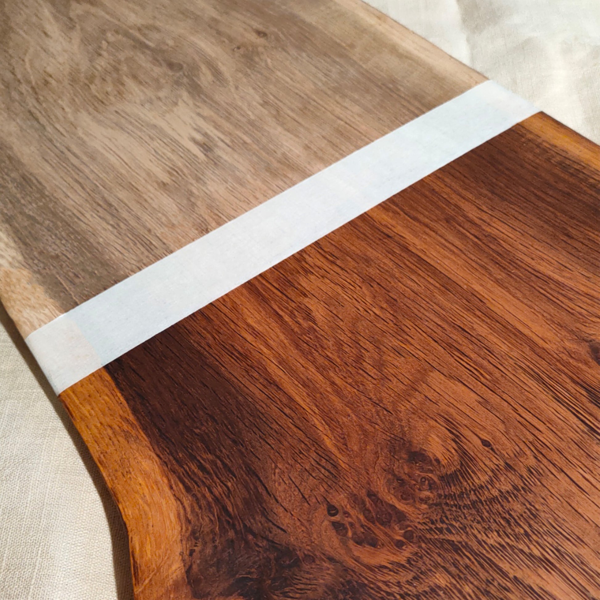 Vergleichsbild einer Eichenoberfläche mit und ohne Behandlung mit premium wood elixir – zeigt den natürlichen Glanz und Schutz nach der Anwendung