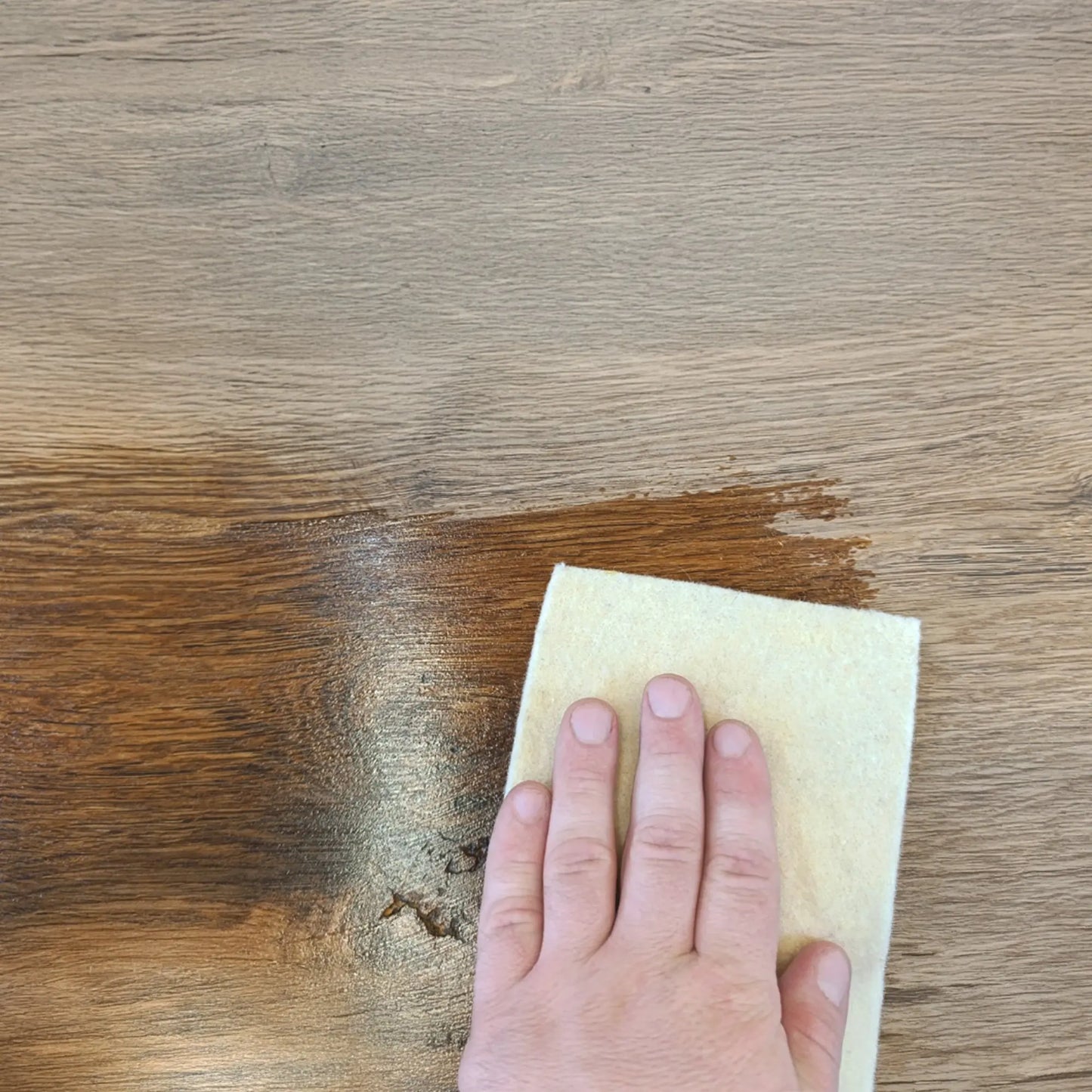 Eichenholz wird mit dem premium wood elixir und dem application pad gleichmäßig geölt für natürlichen Schutz und seidigen Glanz