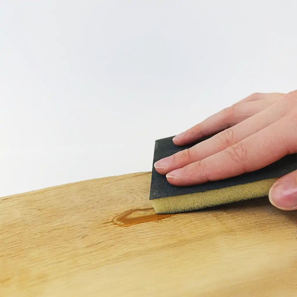 Holzoberfläche wird mit dem nachhaltigen sanding pad von studio moreandless geschliffen zur optimalen Vorbereitung auf die Holzpflege