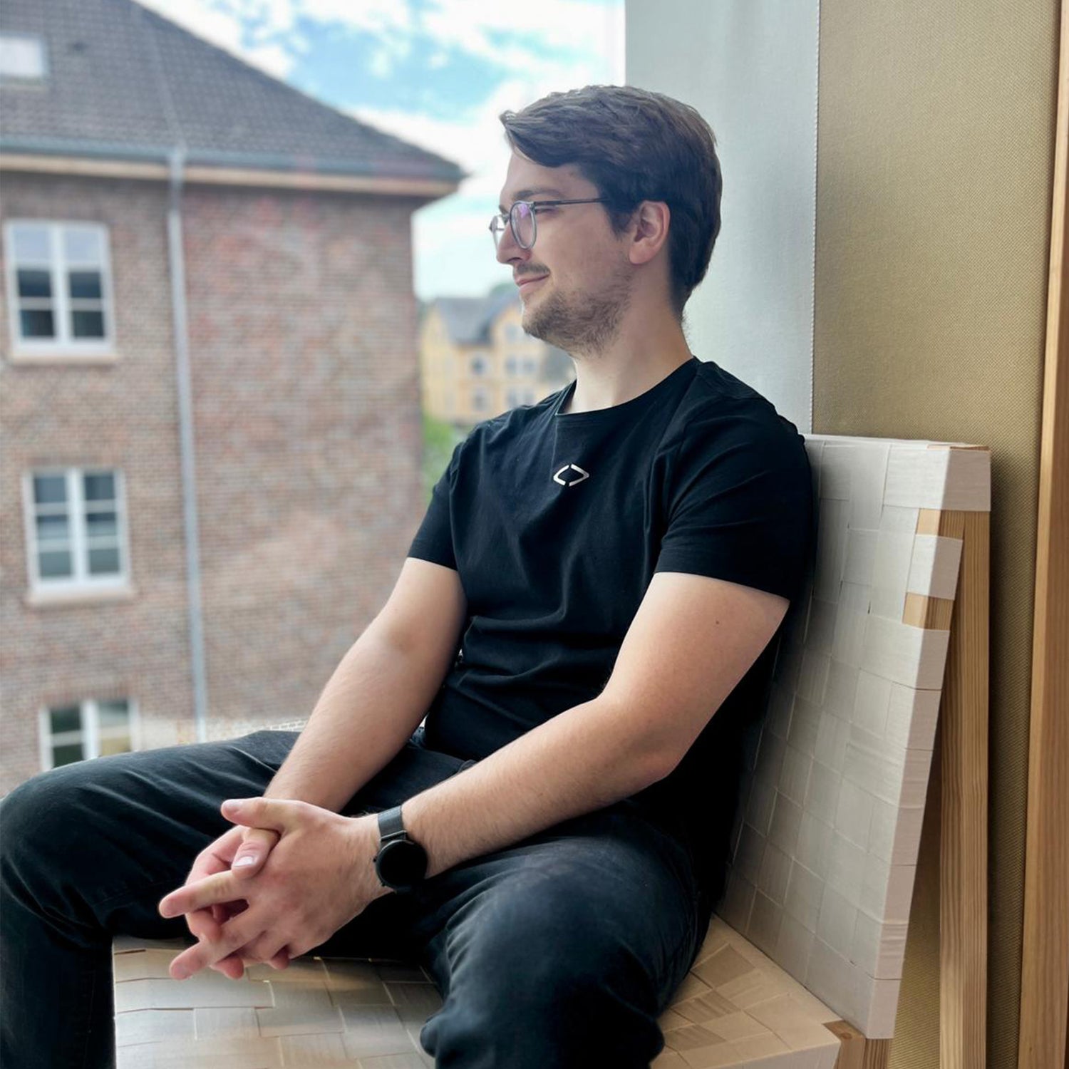 Porträt von Niklas Wodausch, Gründer von studio moreandless, sitzend auf einem Stuhl – persönlich, authentisch und nahbar