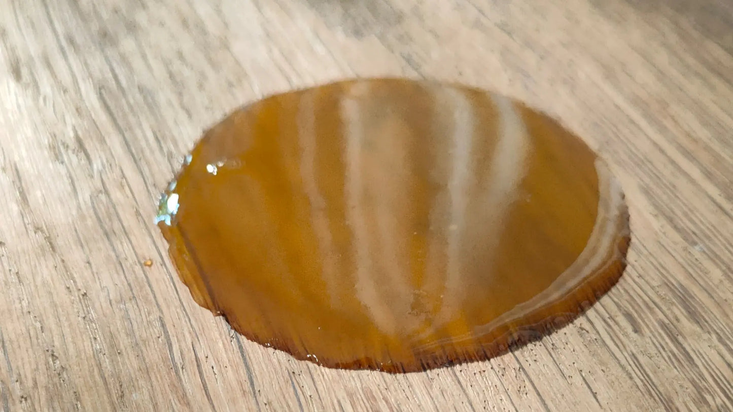 Ein Tropfen des natürlichen premium wood elixir auf Holz zeigt die hohe Ergiebigkeit und Qualität des Holzpflegeöls