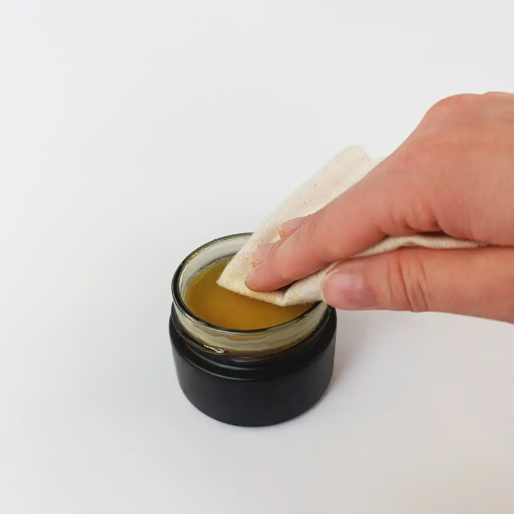 premium wood wax wird mit dem application rag aus der Dose entnommen für die einfache und gleichmäßige Anwendung auf Holzoberflächen