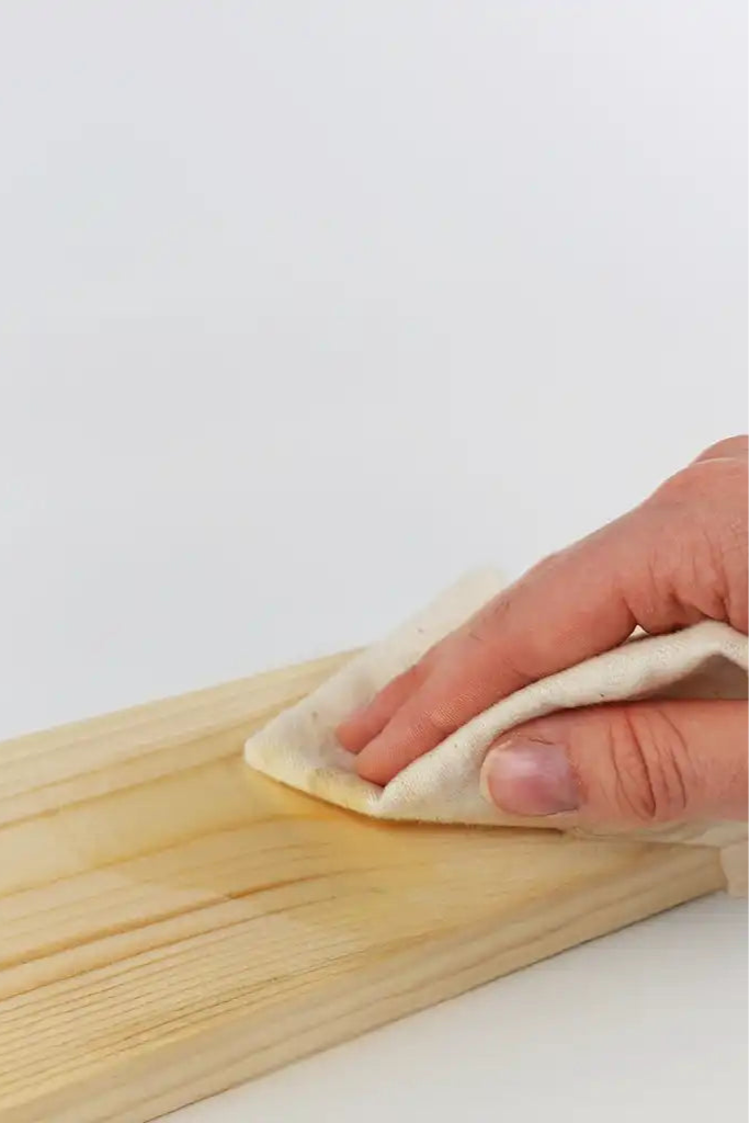 premium wood wax mit Tuch auf Holz auftragen – natürliches, veganes Holzwachs für seidig-glatte Oberflächen und sanften Schutz im Innenbereich