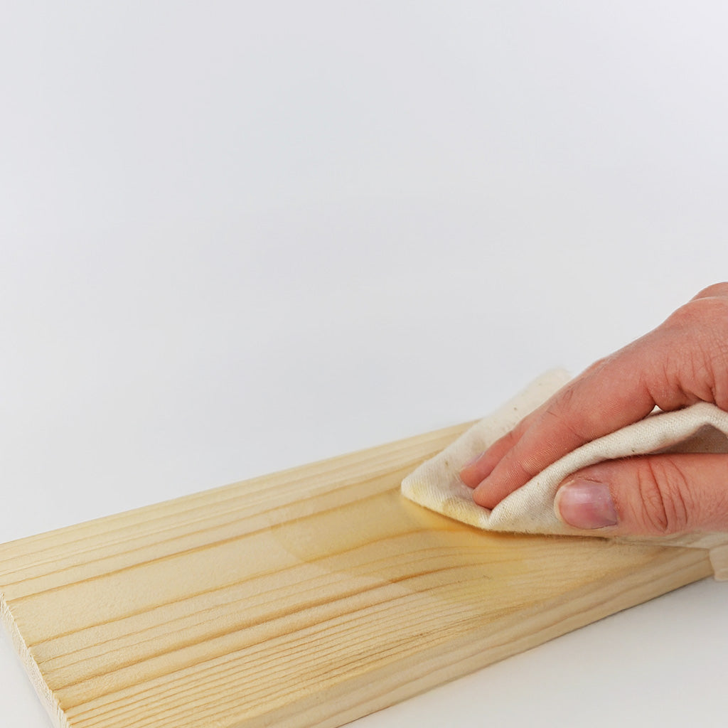 premium wood wax mit Tuch auf Holz auftragen – natürliches, veganes Holzwachs für seidig-glatte Oberflächen und sanften Schutz im Innenbereich