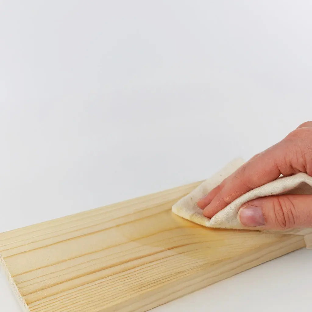 premium wood wax mit Tuch auf Holz auftragen – natürliches, veganes Holzwachs für seidig-glatte Oberflächen und sanften Schutz im Innenbereich