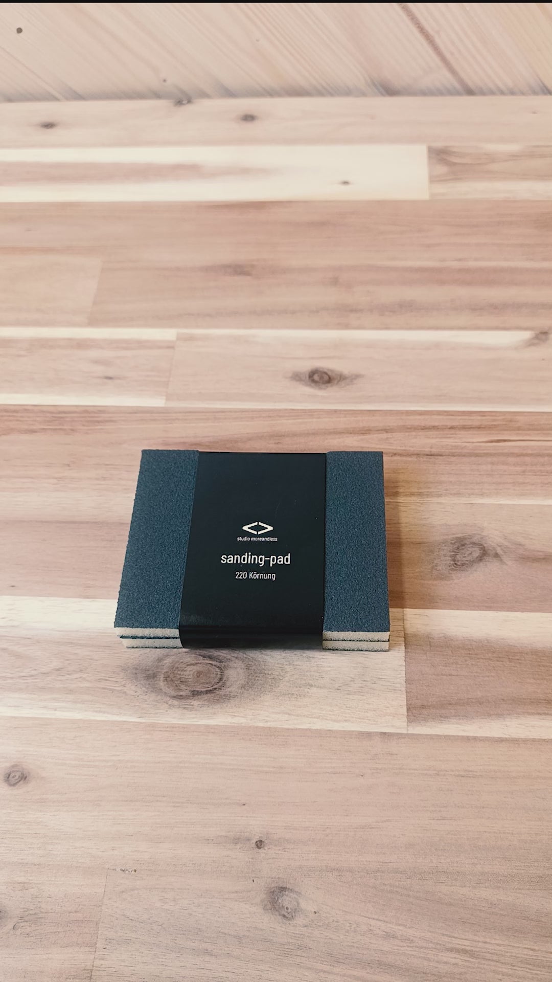 Vorstellungsvideo des nachhaltigen sanding pad zur optimalen Vorbereitung von Holzoberflächen vor der Behandlung mit Öl oder Wachs
