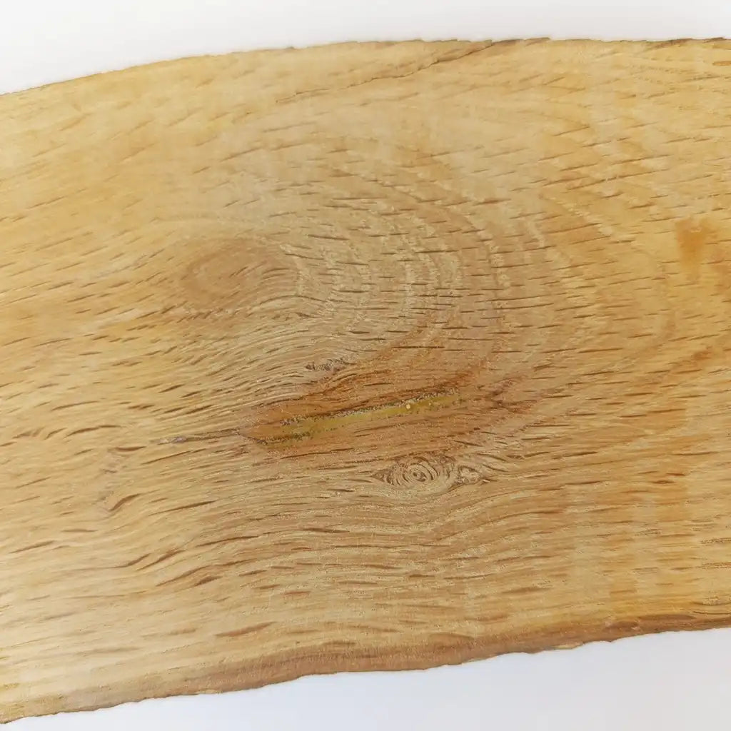 Ein Riss im Holz, professionell aufgefüllt mit dem natürlichen wax filler von studio moreandless zur sicheren und ästhetischen Reparatur