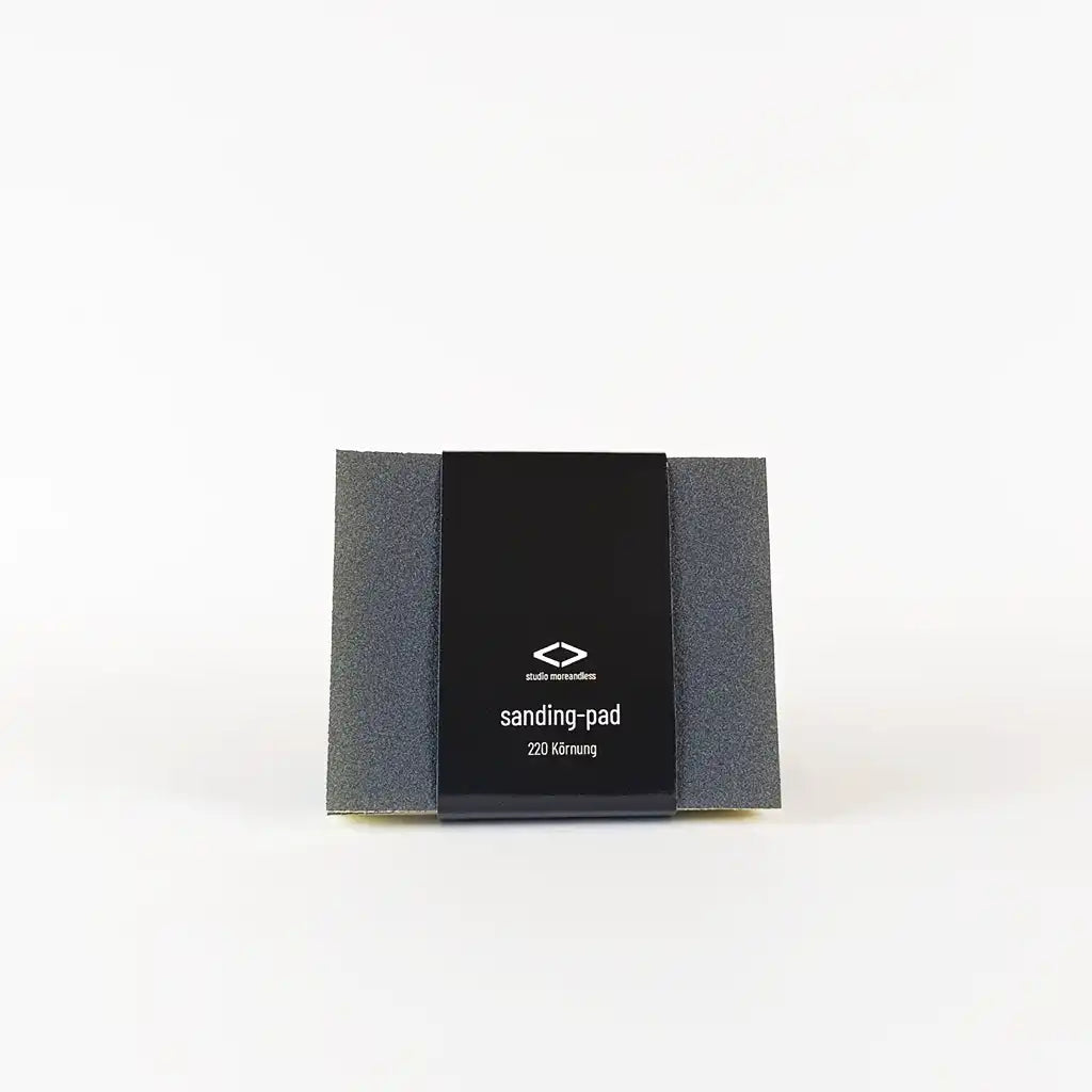 Produktfoto des sanding pad – das ideale Werkzeug für die sanfte und effektive Vorbereitung von Holzoberflächen vor der Pflege mit premium wood elixir