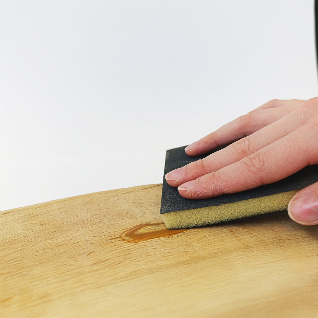 Foto des sanding pad beim Schleifen von Holz zur optimalen Vorbereitung für die Anwendung von Holzpflegeprodukten wie premium wood elixir