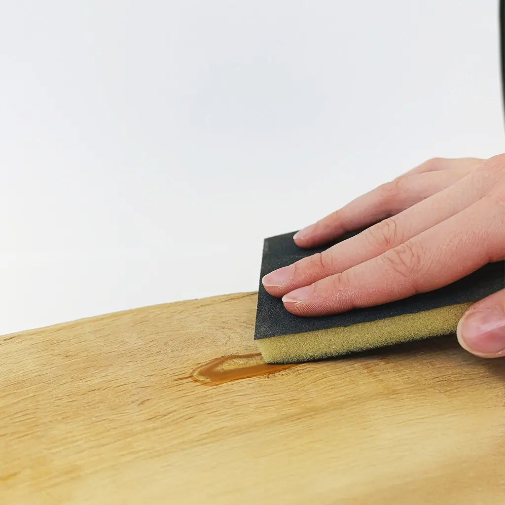 Foto des sanding pad beim Schleifen von Holz zur optimalen Vorbereitung für die Anwendung von Holzpflegeprodukten wie premium wood elixir