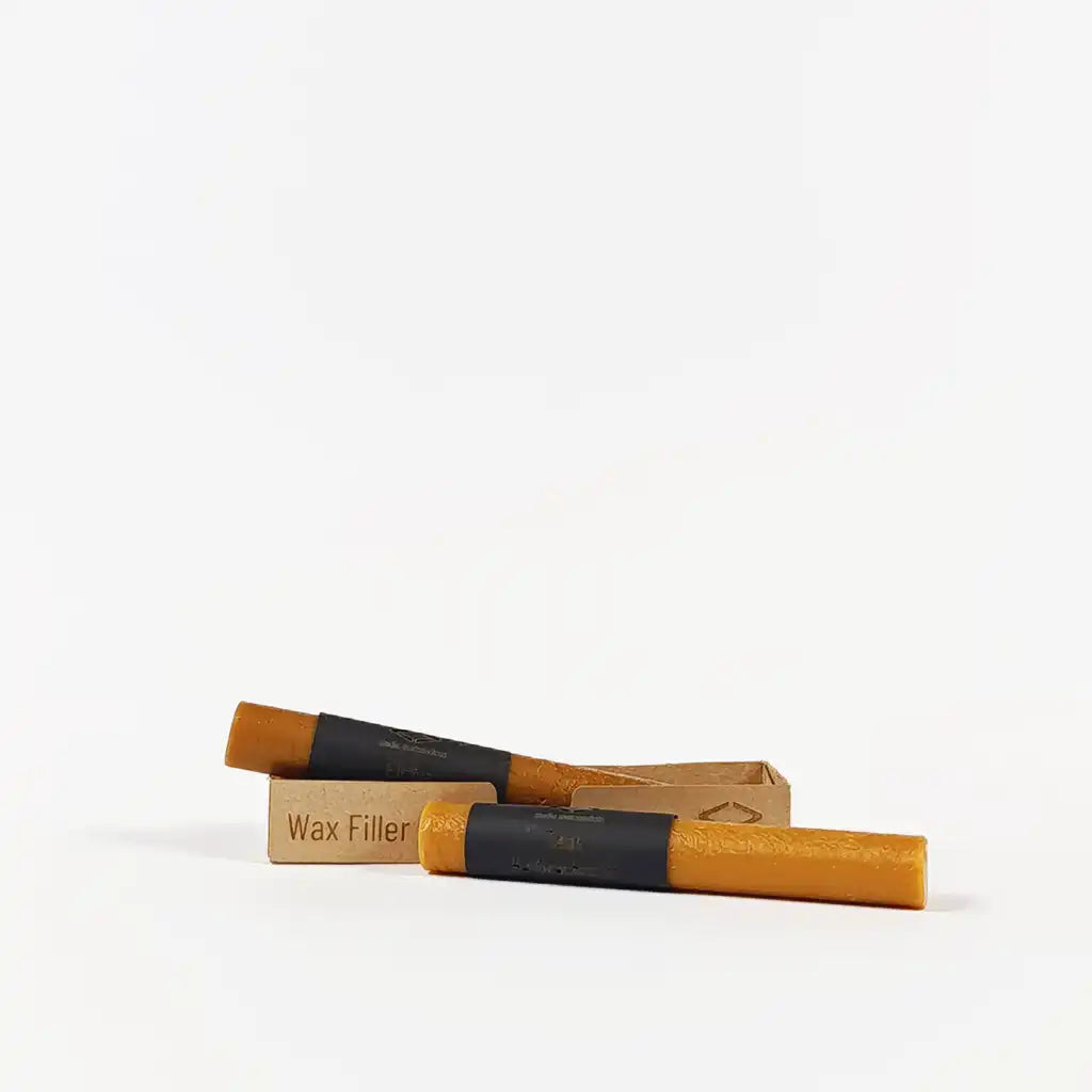 Produktfoto des wax filler Duo – zwei natürliche Wachsfarbtöne im Set für die effektive Reparatur von Holzoberflächen