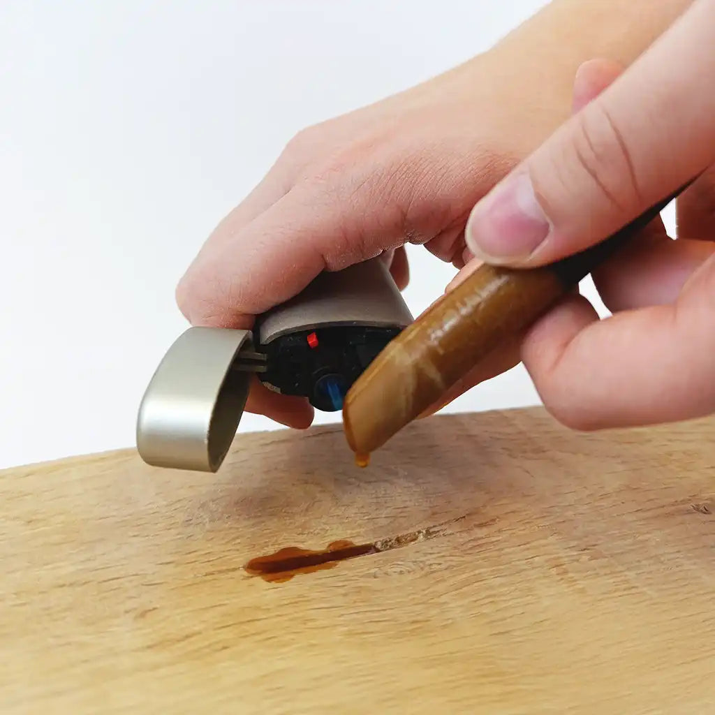 wax filler wird mit einem Feuerzeug geschmolzen und tropfenweise in einen Holzriss gegeben zur einfachen und sicheren Reparatur von Holz