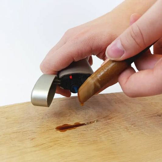 wax filler wird mit einem Feuerzeug geschmolzen und tropfenweise in einen Holzriss gegeben zur einfachen und sicheren Reparatur von Holz