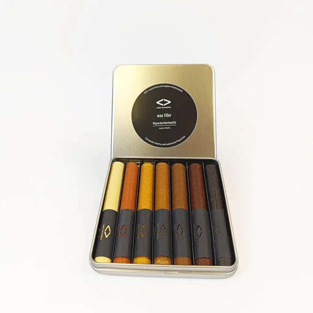 Produktfoto des wax filler tinboxsets – stilvolle Metallbox mit natürlichen Reparaturwachsen für die Ausbesserung von Holzoberflächen