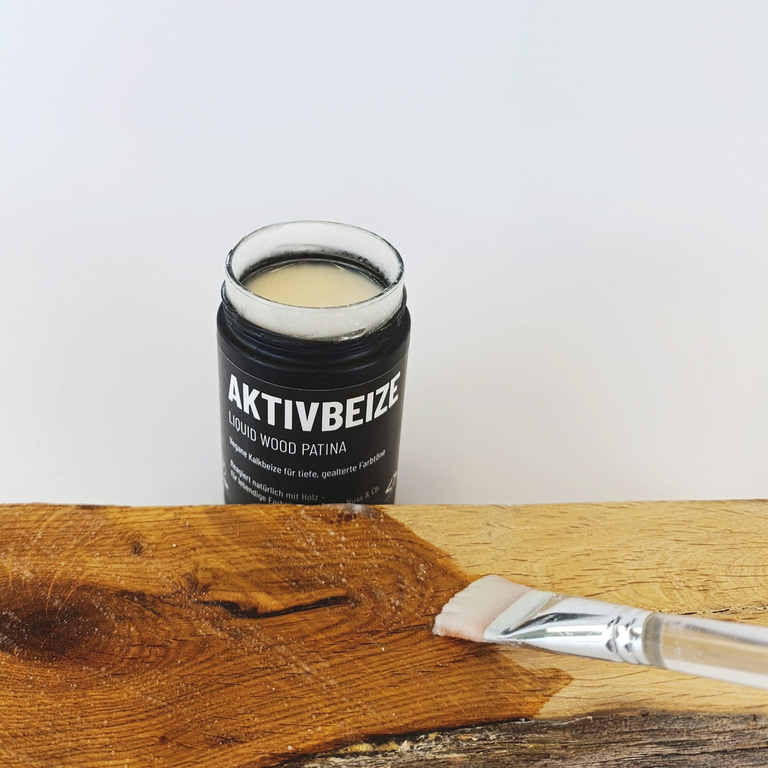 Auftragen der natürlichen Aktivbeize liquid wood patina von studio moreandless auf Eichenholz – für eine tiefe, charaktervolle Tönung ganz ohne Farbpigmente.