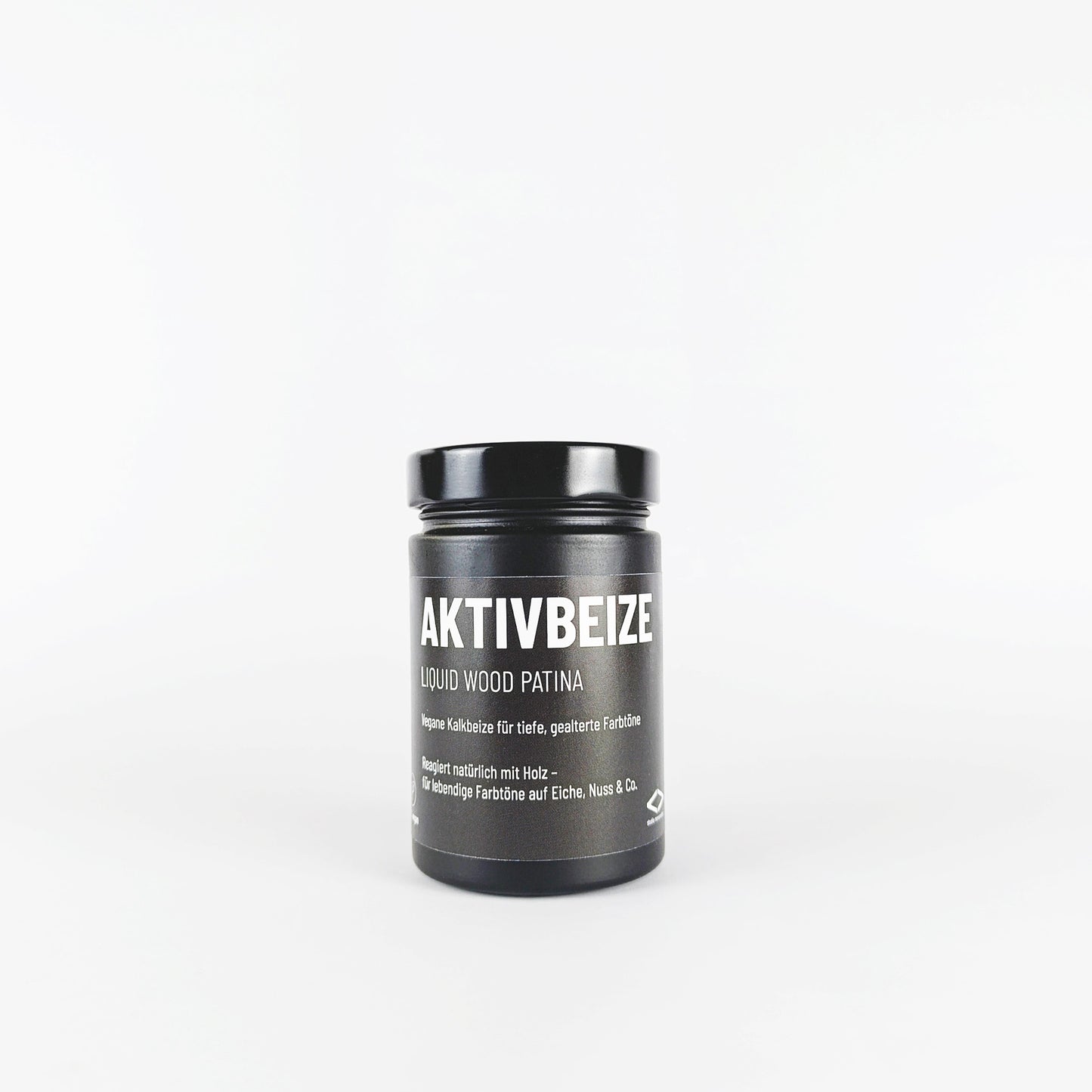 Natürliche Holzbeize auf Kalkbasis – liquid wood patina von studio moreandless – tiefenwirksame, vegane Beize für nachhaltige Holztönung in authentischem Naturton.