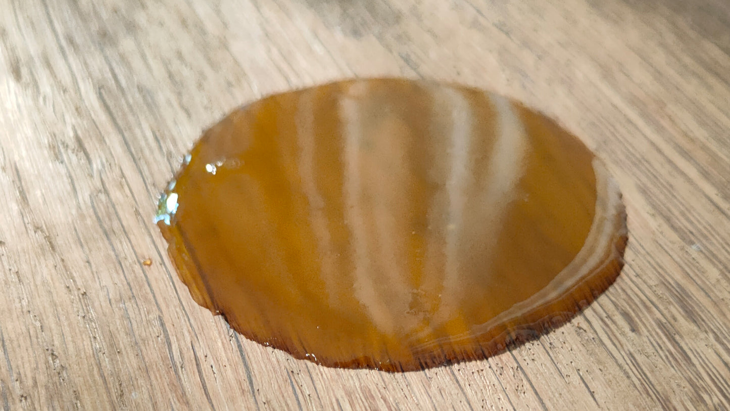 Ein Tropfen des natürlichen premium wood elixir auf Holz zeigt die hohe Ergiebigkeit und Qualität des Holzpflegeöls