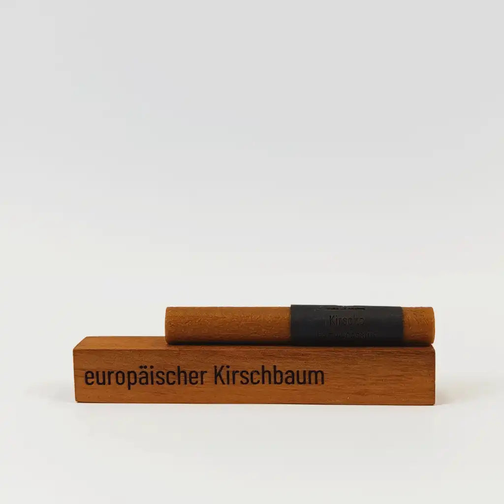 Produktfoto des wax filler in Farbton Kirsche – natürliche Reparaturwachs-Lösung für die Ausbesserung von rötlich-braunen Holzoberflächen wie Kirschholz