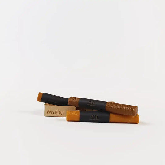 Produktfoto des wax filler triple Sets – drei natürliche Farbtöne zur sicheren Reparatur von Rissen und Kratzern in Holzoberflächen