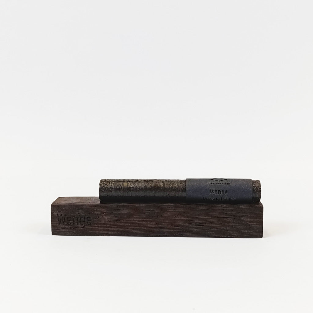 Produktfoto des wax filler in Farbton Wenge – natürliche Reparaturwachs-Lösung für die Ausbesserung von dunklen Holzoberflächen wie Wenge