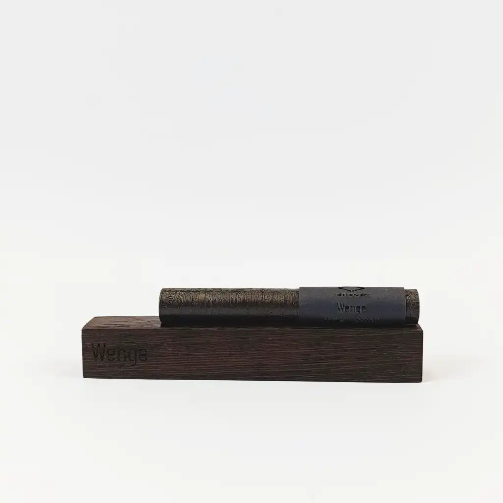 Produktfoto des wax filler in Farbton Wenge – natürliche Lösung zur Reparatur dunkler Holzrisse und Kratzer in Möbeloberflächen