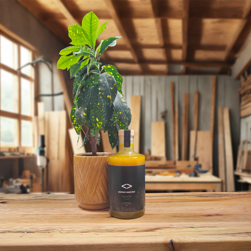 premium wood elixir 500ml auf brett in werkstatt mit pflanze nachhaltige Holzpflege aus 100% natürlichen Inhaltsstoffen. studio moreandless