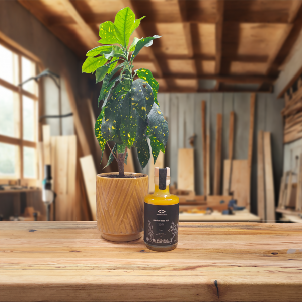 premium wood elixir 200ml auf brett in werkstatt mit pflanze nachhaltige Holzpflege aus 100% natürlichen Inhaltsstoffen. studio moreandless