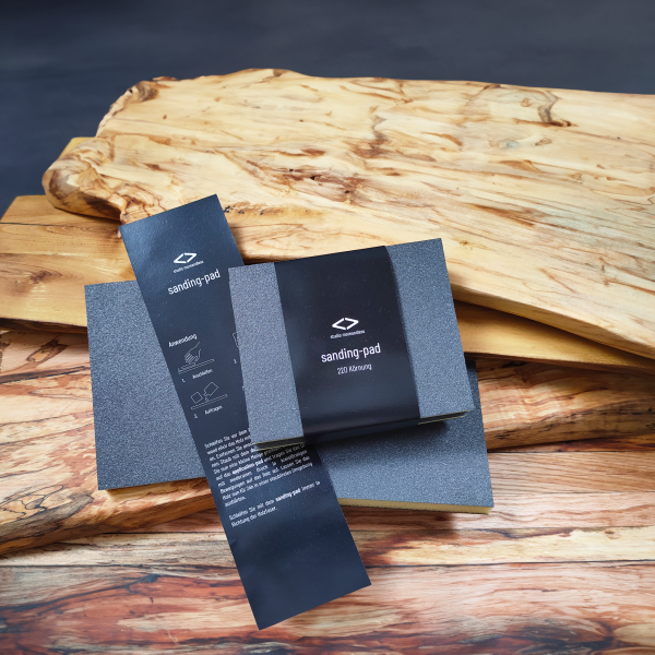 sanding pad auf bretterstapel 2 nachhaltige Holzpflege aus 100% natürlichen Inhaltsstoffen. studio moreandless